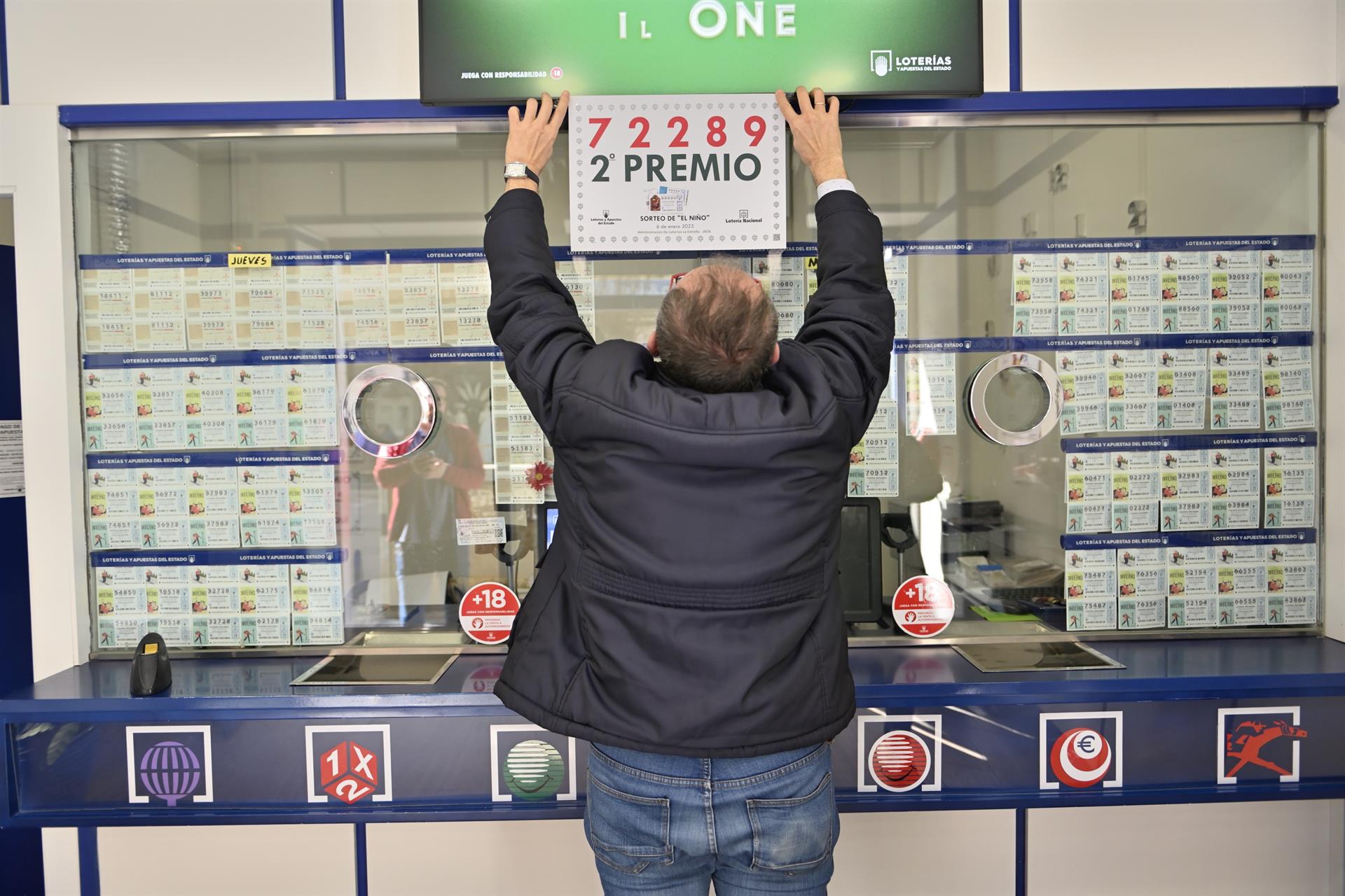 Una administración de lotería, con el cartel del segundo premio del sorteo de 'El Niño', el 72.289 - JUANDE ORTIZ BEA (EUROPA PRESS)