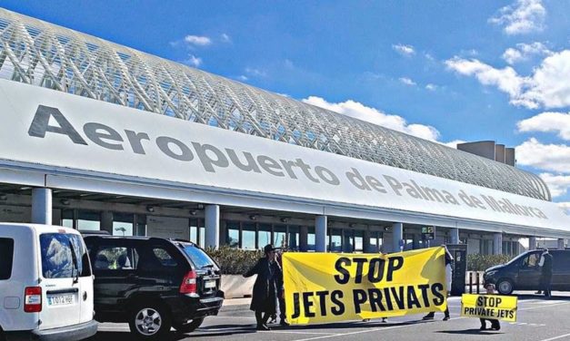 Grupos ecologistas piden en el aeropuerto de Palma la prohibición de los vuelos privados por su impacto medioambiental