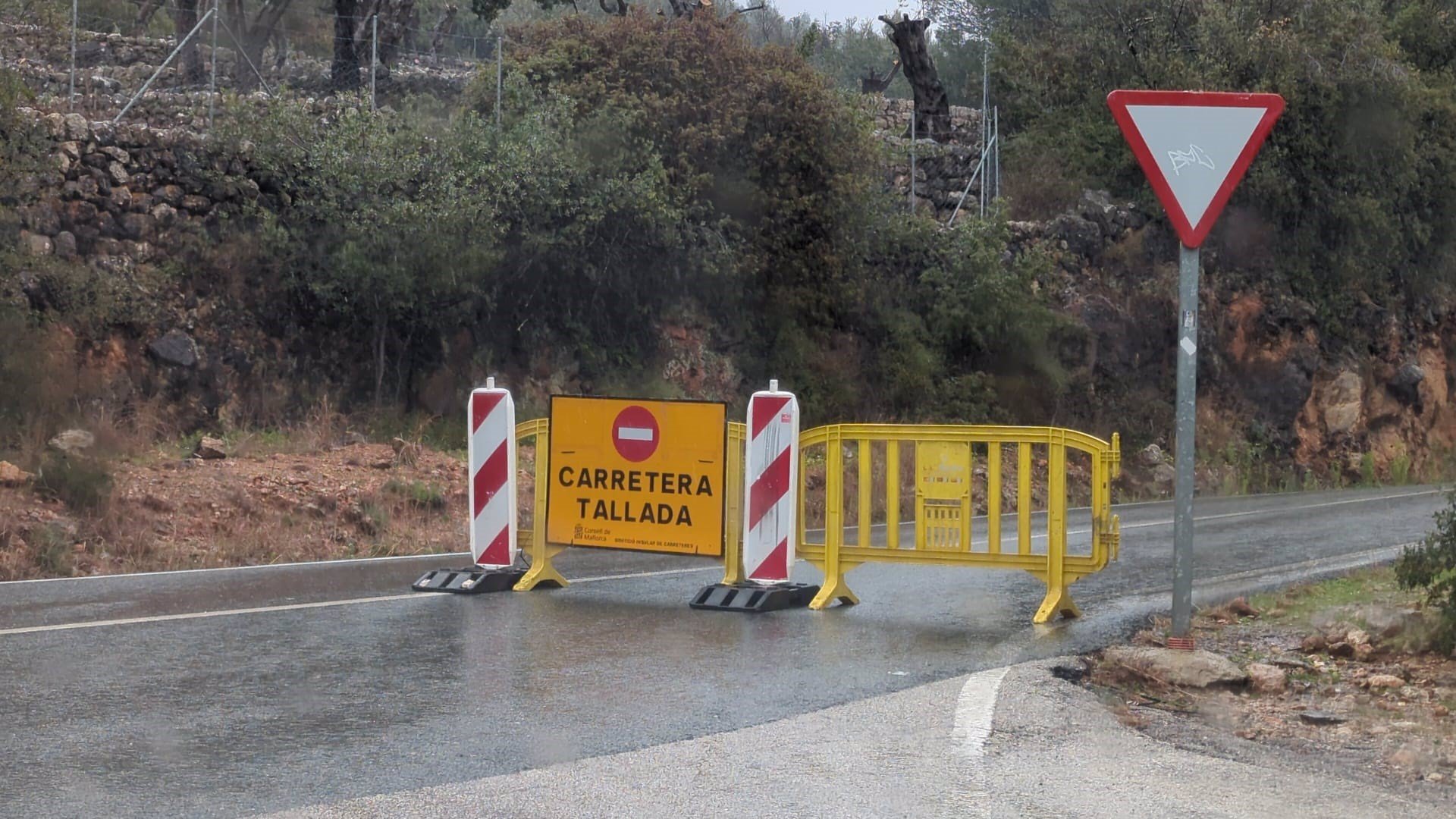 Carretera cortada en la Serra de Tramuntana por acumulación de nieve. - ISAAC BUJ - EUROPA PRESS