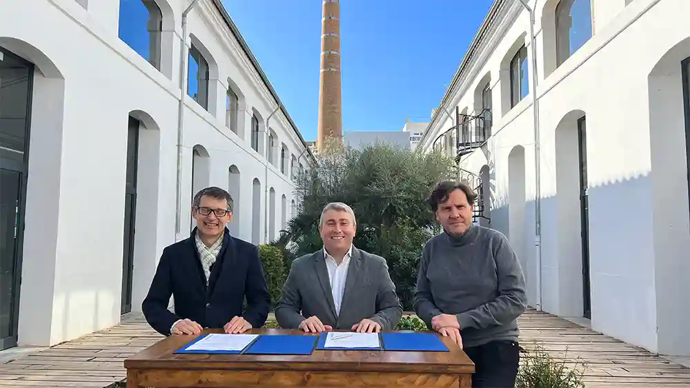 Joan Ramis, Virgilio Moreno y Miguel Ángel Cortes han firmado el convenio en la Fàbrica Ramis de Inca.