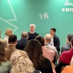 El candidato de El PI al Govern, Josep Melià, junto a Maria Ferrà, de la junta directiva de API (Colegio de Agentes de la Propiedad Immobiliaria), y el secretario general de Joves per les Illes, Guillem Mut, en una mesa redonda sobre vivienda - EL PI