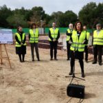 La presidenta del Govern, Francina Armengol, durante la visita a las obras de la red de saneamiento de Playa de Palma, junto al alcalde, José Hila. - CAIB
