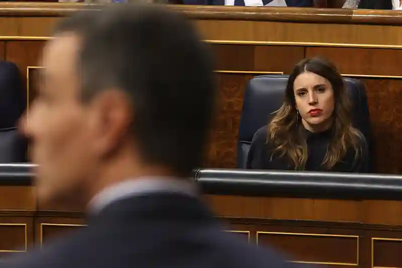 Irene Montero, al fondo, mira a Pedro Sánchez en el Congreso de los Diputados.