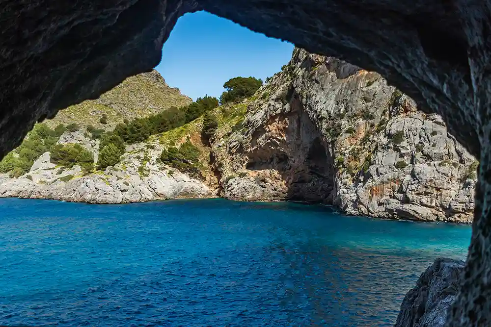 Exterior de la cueva que hay en La Calobra (Mallorca). 