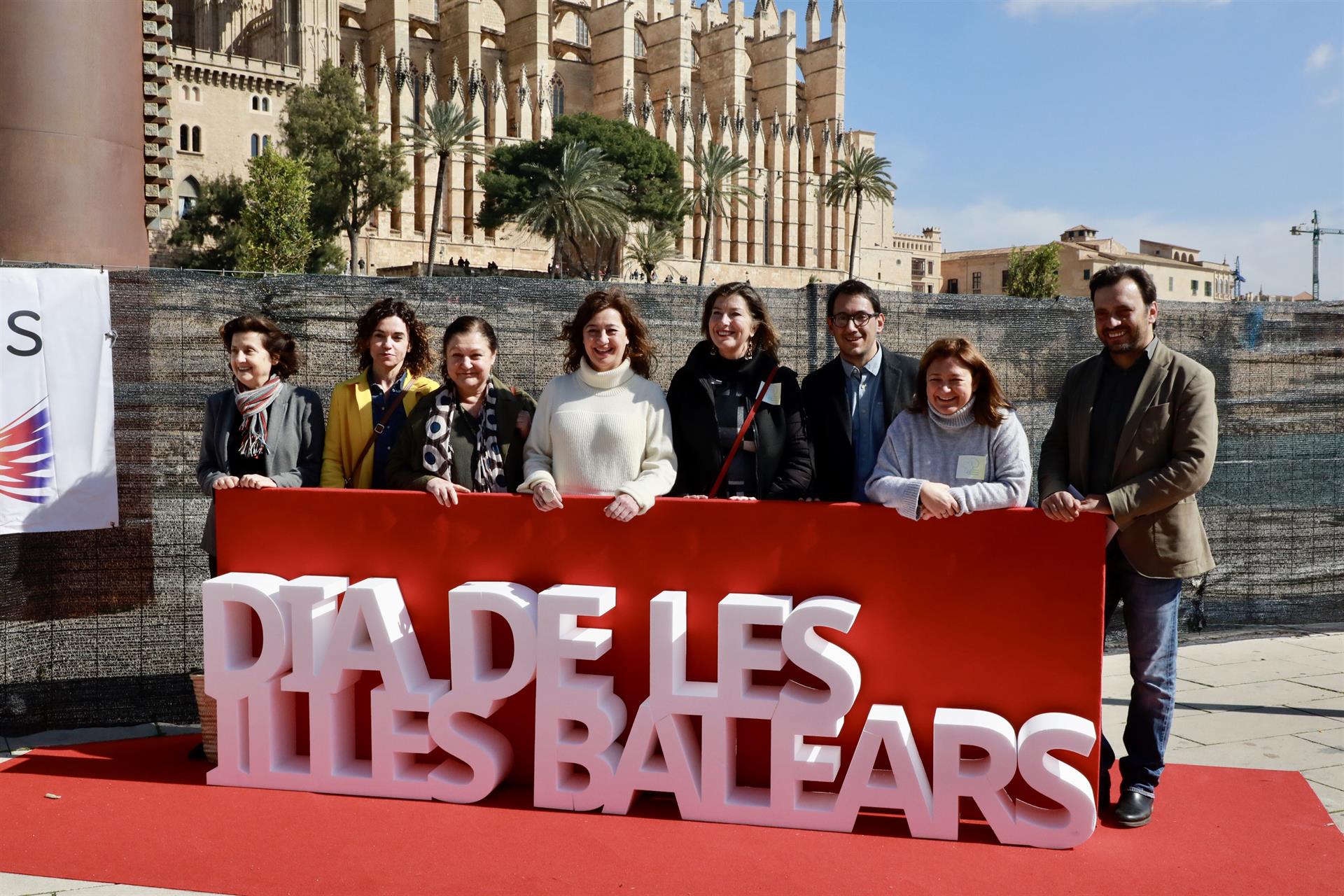 La presidenta Francina Armengol, acompañada de otros miembros del Govern, en su recorrido por las paradas del mercado del Día de Baleares, coincidiendo con su inauguración - CAIB