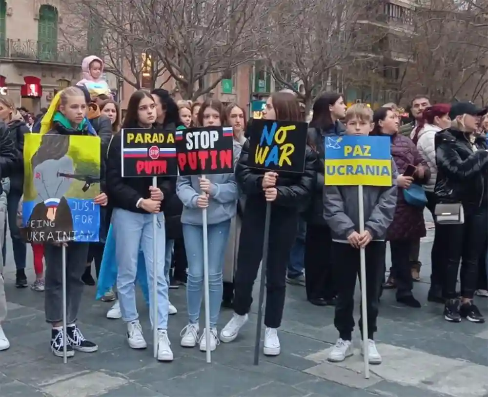 Unas 200 personas se concentraron en la plaza de España de Palma, reclamando la paz en Ucrania y el fin de la guerra.