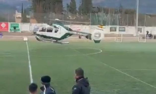 Un helicóptero de la Guardia Civil aterriza en mitad de un partido de fútbol con una familia rescatada