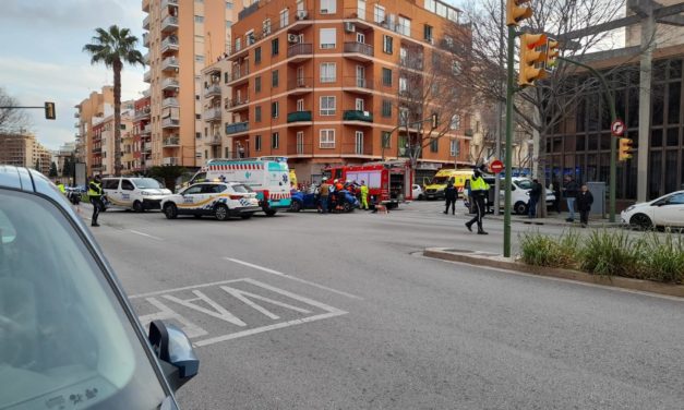 Una ambulancia vuelca tras chocar con un turismo en Palma