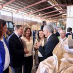 El ministro de Agricultura, Luis Planas, escucha las explicaciones del presidente de la Cooperativa Camp Mallorquí, Miquel Gual, durante una visita a las instalaciones, junto a la presidenta del Govern, Francina Armengol, entre otras autoridades. - CAIB