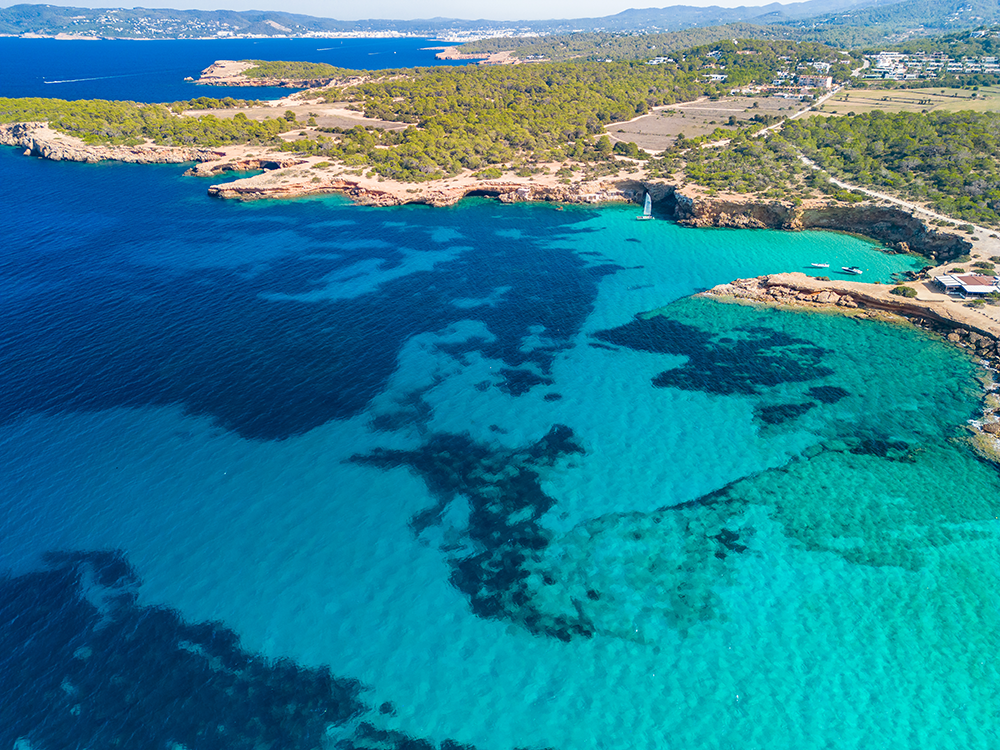 Vista aérea de una cala de las islas Baleares.
