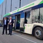 El conseller de Turismo, Iago Negueruela, y el CEO de TUI, Sebastian Ebel, junto a un autobús de hidrógeno de la EMT de Palma, en la planta de hidrógeno de Lloseta.