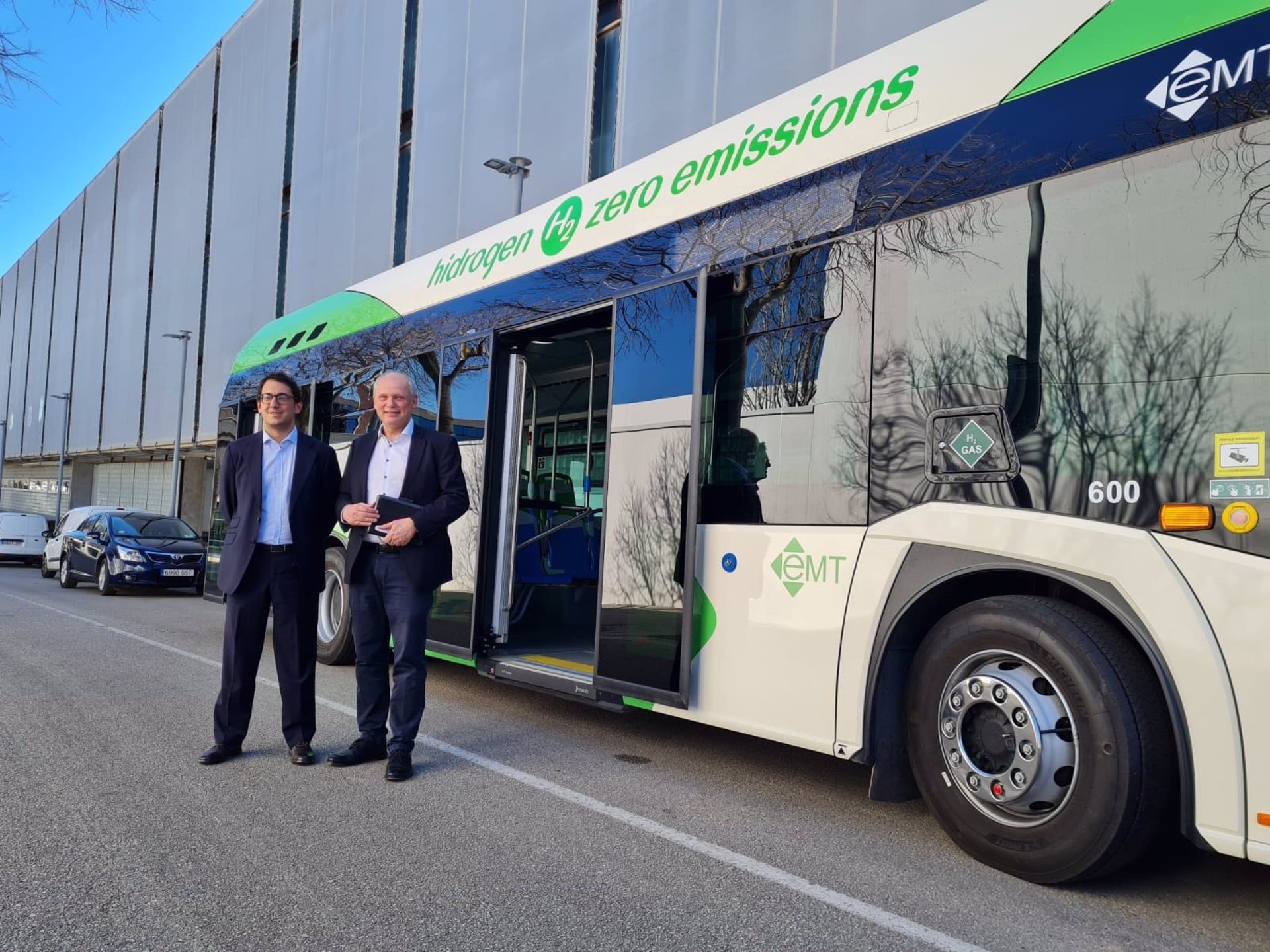 El conseller de Turismo, Iago Negueruela, y el CEO de TUI, Sebastian Ebel, junto a un autobús de hidrógeno de la EMT de Palma, en la planta de hidrógeno de Lloseta.