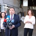El ministro de Agricultura, Luis Planas, atiende a los medios junto a la presidenta del Govern, Francina Armengol, la consellera de Agricultura, Mae de la Concha, y la presidenta del Consell de Mallorca, Catalina Cladera, en la visita a Camp Mallorquí. - CAIB