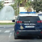 Un hombre de 40 años ha resultado herido muy grave este jueves al caer desde un tercer piso a la plaza de Cort, mientras un segundo varón de 20 años.