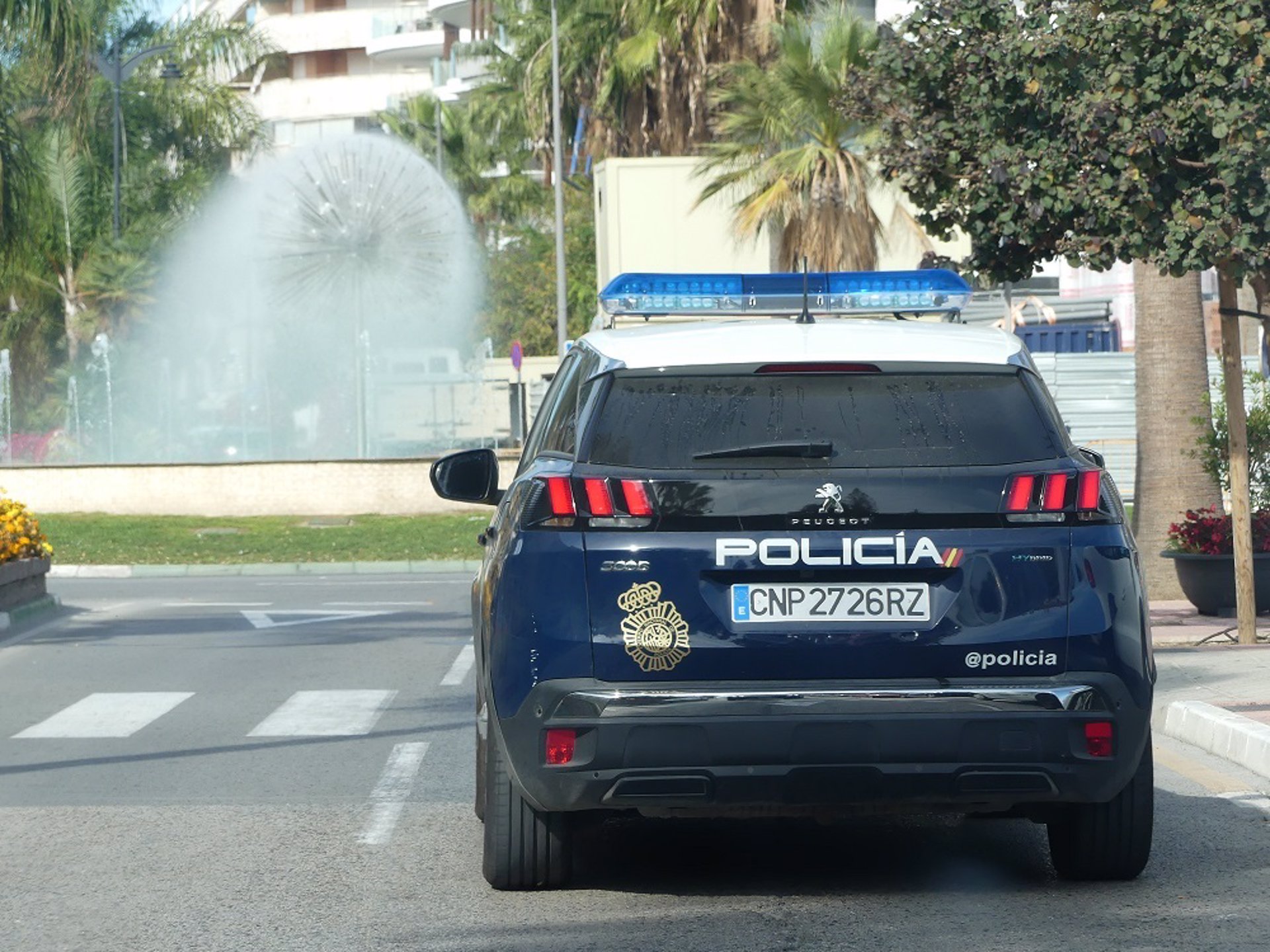 Un hombre de 40 años ha resultado herido muy grave este jueves al caer desde un tercer piso a la plaza de Cort, mientras un segundo varón de 20 años.