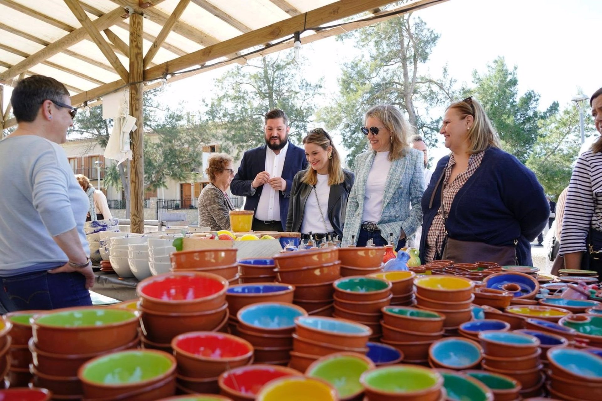 La presidenta del PP en Baleares, Marga Prohens, visita la tradicional Fira del Fang de Marratxí, acompañada por el candidato del Partido a la alcaldía del municipio, Jaume Llompart - PP