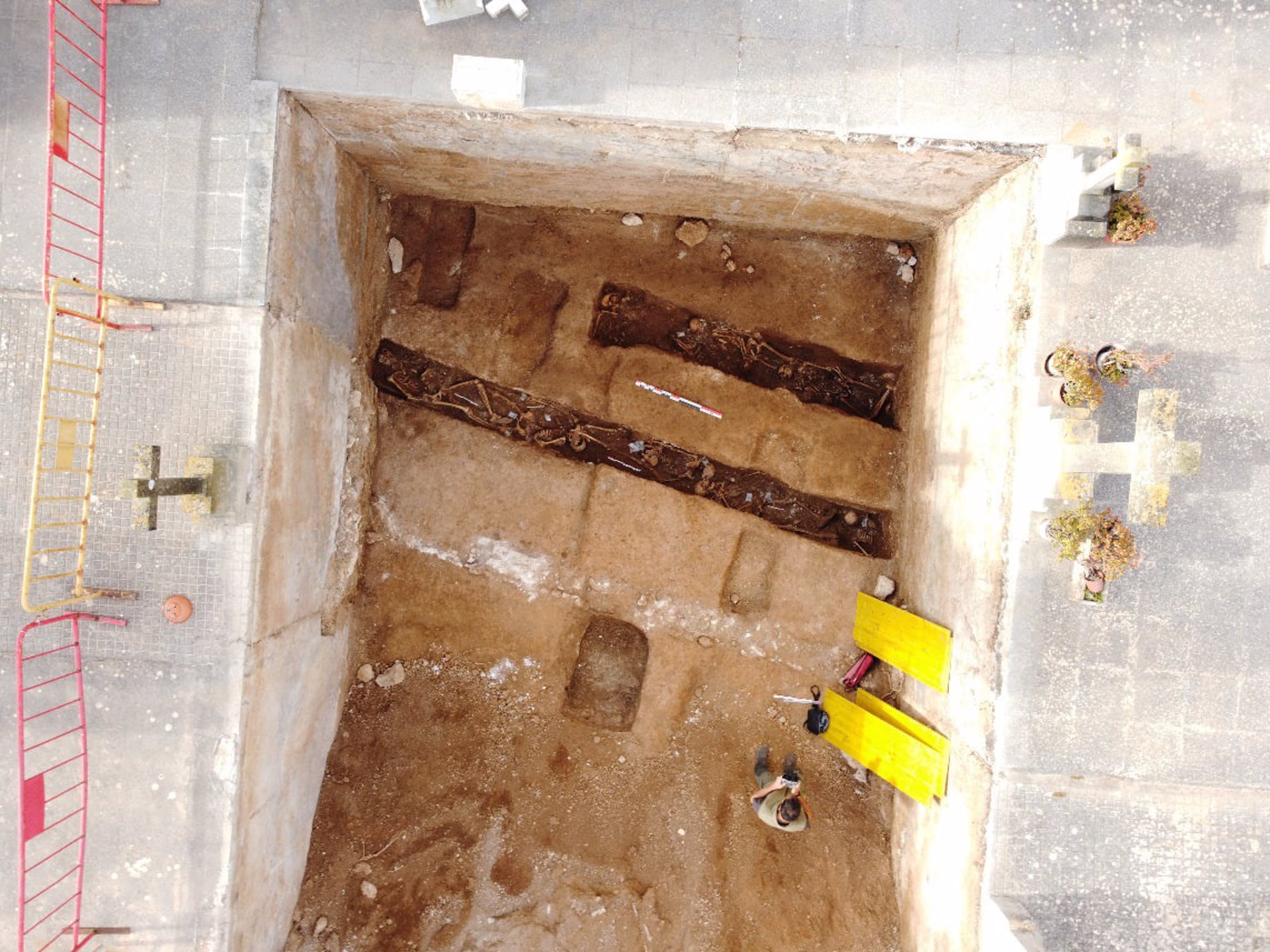 Restos encontrados durante las tareas de exhumación en Son Coletes. - CAIB
