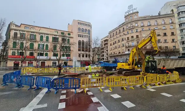 El Ayuntamiento de Palma trabaja a destajo en la reparación del socavón de las Avenidas