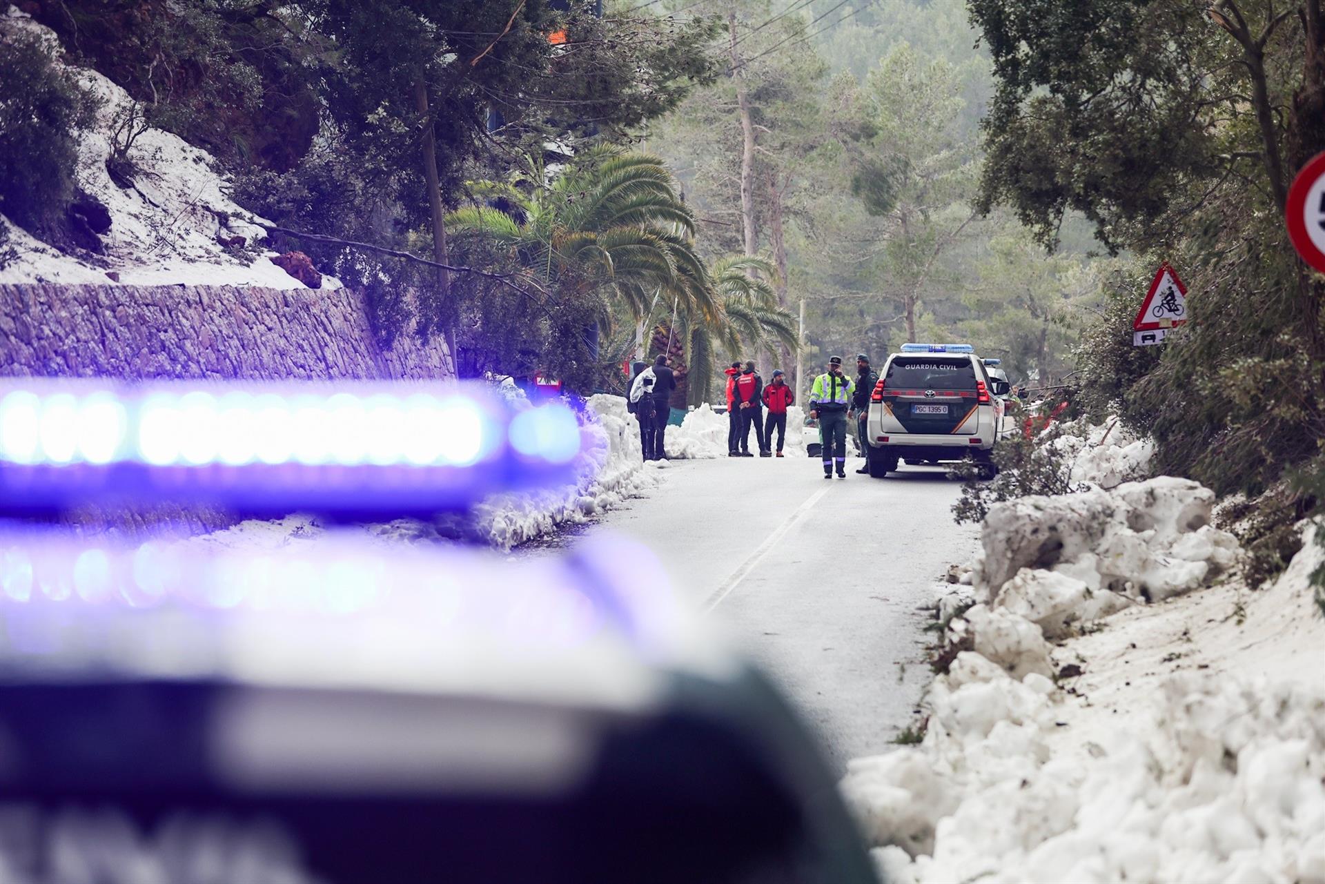 Operativo de emergencias trabajando en la zona afectada por la borrasca Juliette en Mallorca. - TOMÁS MOYÁ - EUROPA PRESS