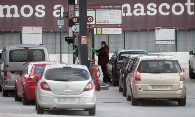 La diferencia de precio de la gasolina entre gasolineras automáticas y tradicionales crece un 12% en un mes