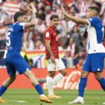 Abdón Prats mira impotente como el Atlético celebra un gol.