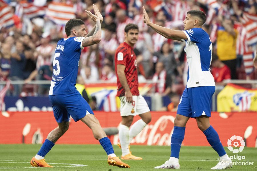 Abdón Prats mira impotente como el Atlético celebra un gol.