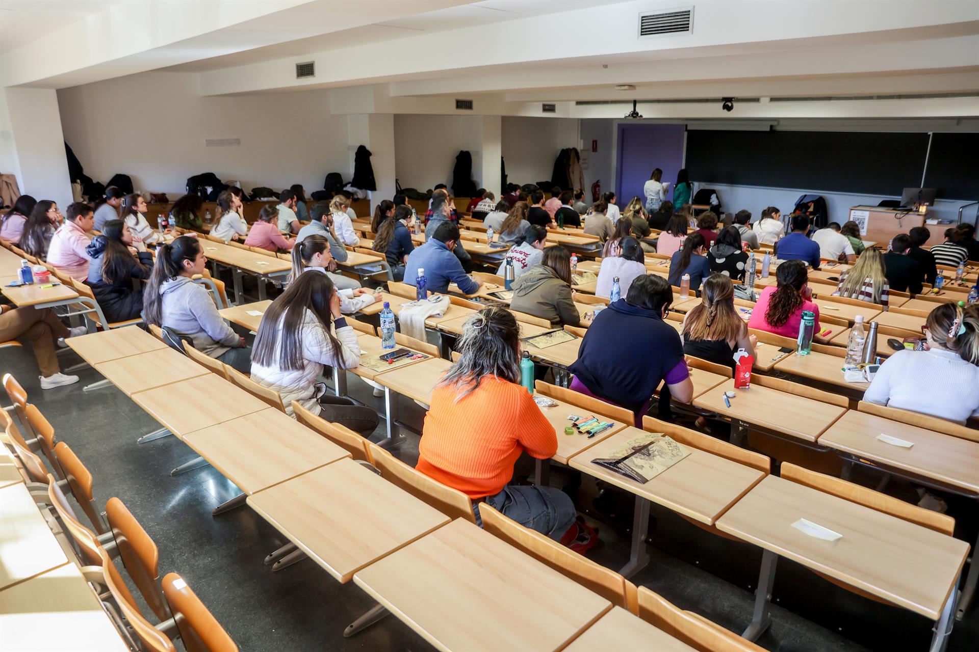 Un grupo de personas en las pruebas de Formación Sanitaria Especializada convocada por el Ministerio de Sanidad en la Facultad de Informática de la Universidad Complutense de Madrid, a 21 de enero de 2023, en Madrid (España). Se trata de la mayo - Ricardo Rubio - Europa Press - Archivo