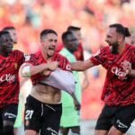 Raillo celebró su gol quitándose la camiseta y viendo la tarjeta.