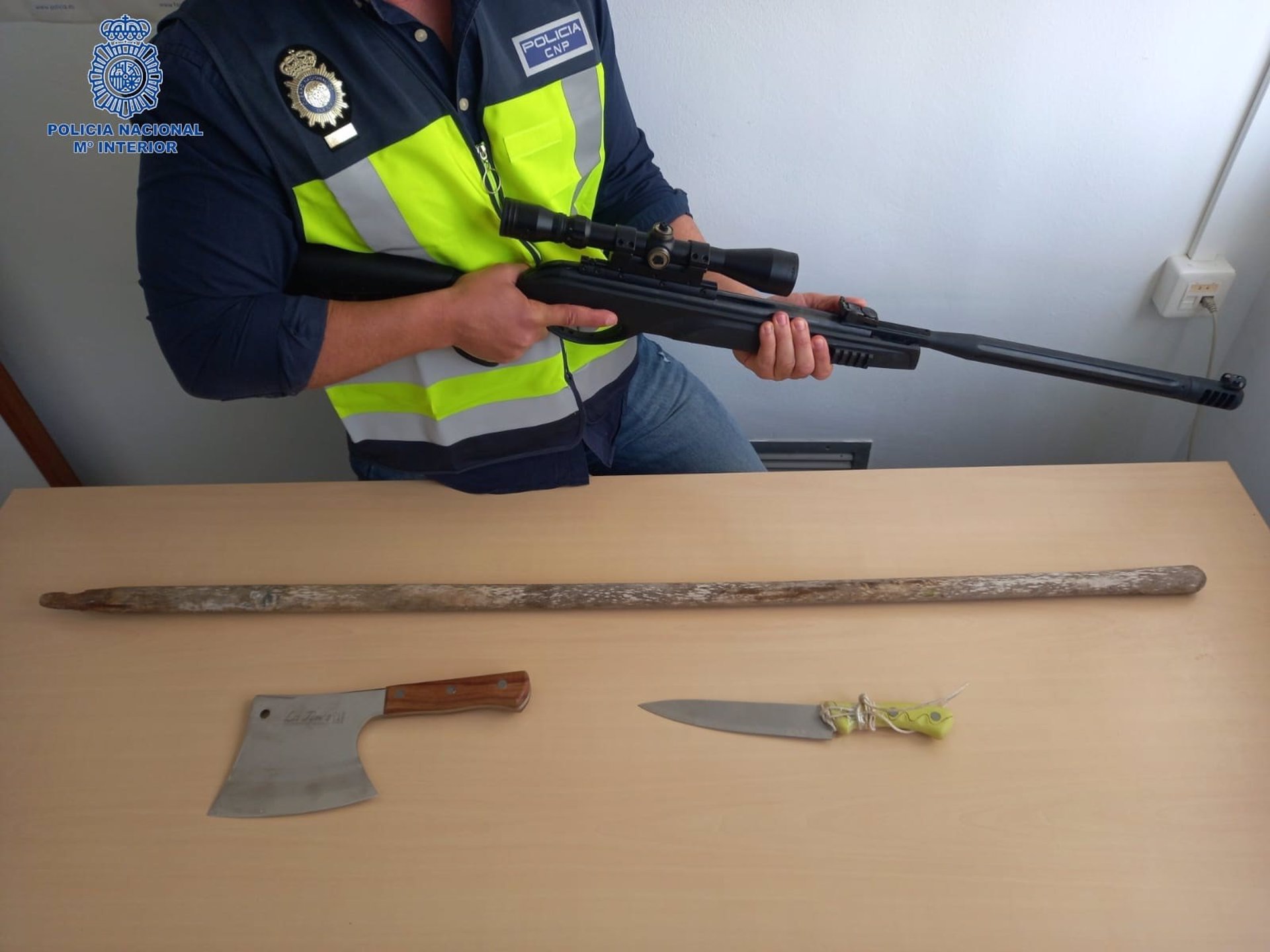 La Policía Nacional detuvo la semana pasada a tres hombres, dos españoles y un tercero de origen cubano, como presuntos autores de un delito de allanamiento y otro de amenazas al morador de una vivienda ocupada, en Palma.