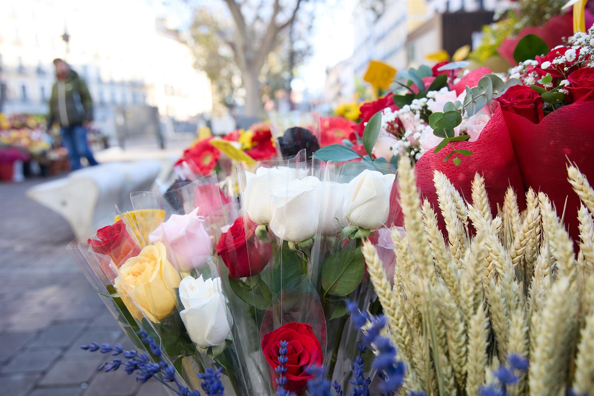 Archivo - Ramos de flores preparados en un puesto en la plaza de Tirso de Molina, a 14 de enero de 2023, en Madrid - Jesús Hellín - Europa Press - Archivo