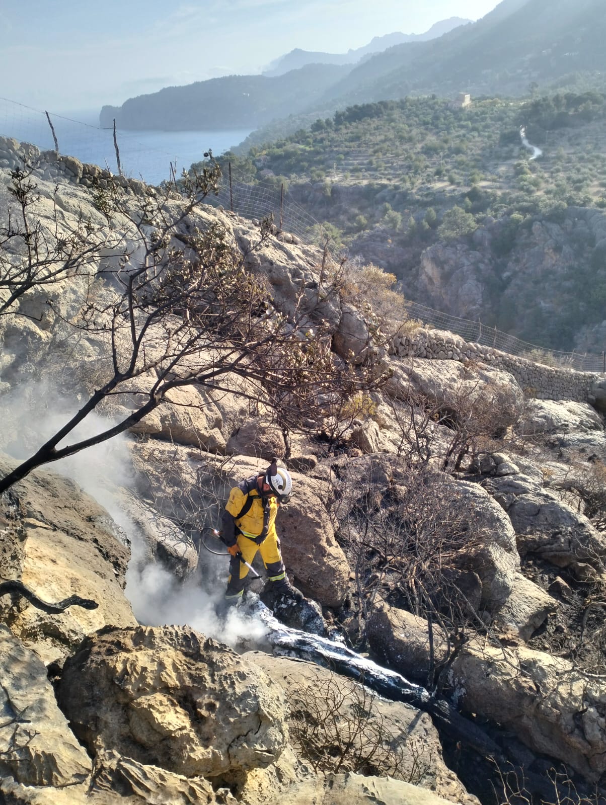 Efectivos de Ibanat controlaron el incendio en la zona de Deià.