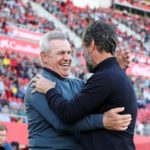 Javier Aguirre saluda al técnico del Getafe.