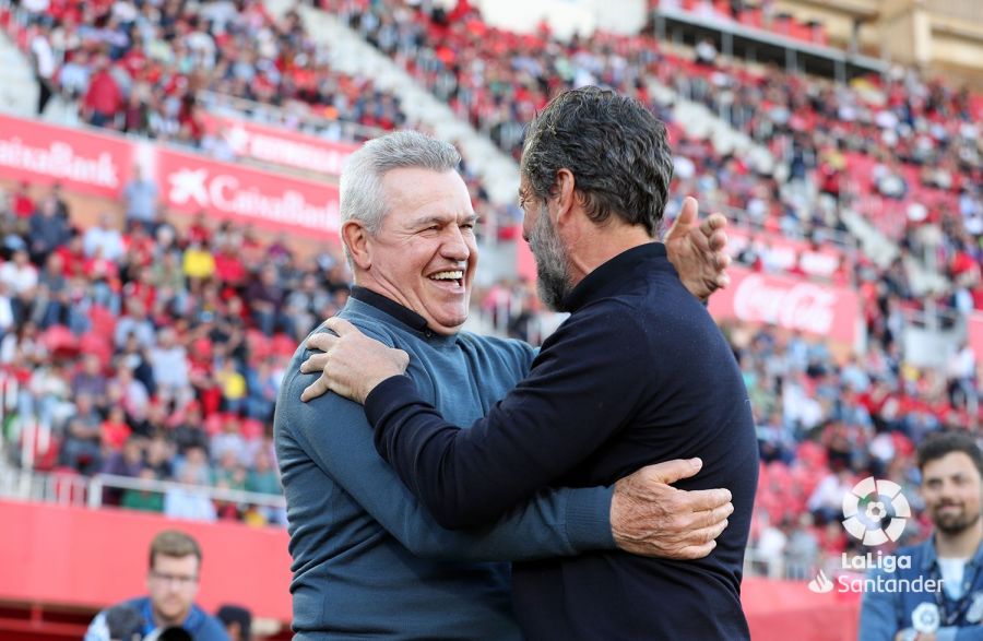 Javier Aguirre saluda al técnico del Getafe.