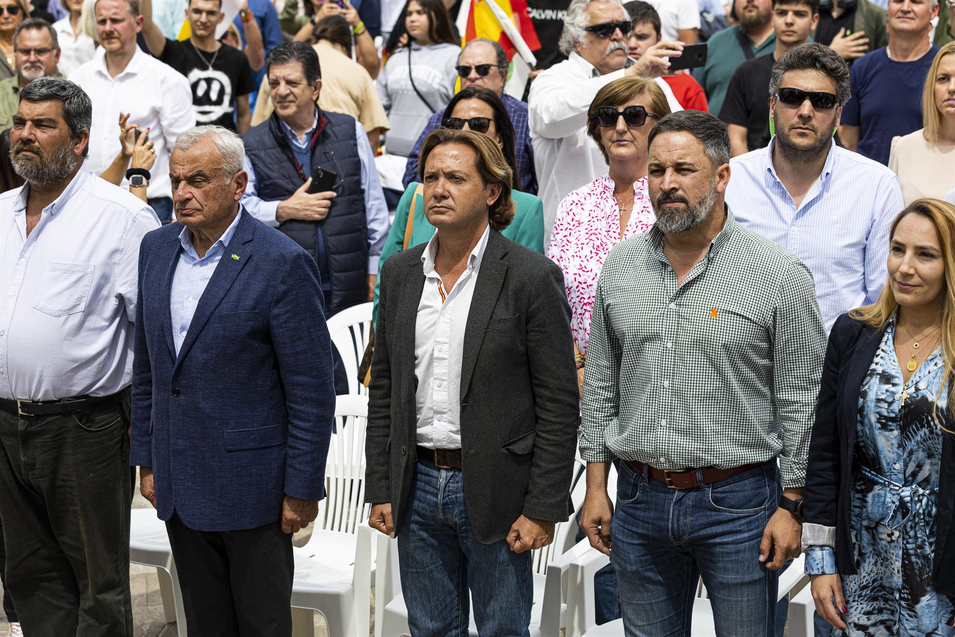 El presidente de Vox, Santiago Abascal (2d), y el de Vox Baleares, Jorge Campos (c), durante un acto de precampaña, en el Parc de sa Feixina - Tomás Moyá - Europa Press