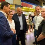 La presidenta el PP balear y candidata a la presidencia del Govern, Marga Prohens, y el presidente del PP en Palma y candidato a la alcaldía, Jaime Martínez Llabrés, junto al presidente de la Junta de Andalucía, Juanma Moreno, en el Mercat de l'Olivar - PP