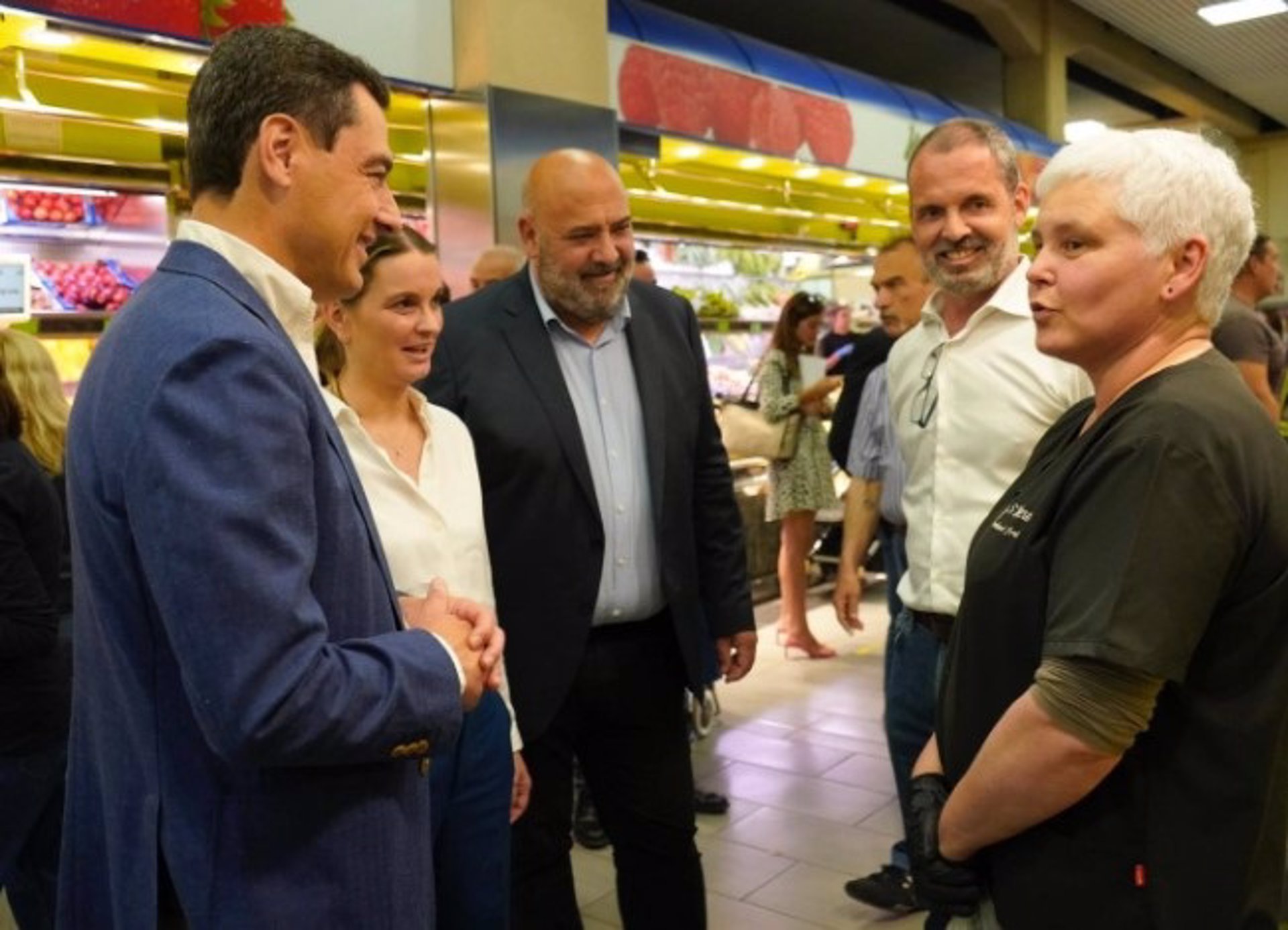 La presidenta el PP balear y candidata a la presidencia del Govern, Marga Prohens, y el presidente del PP en Palma y candidato a la alcaldía, Jaime Martínez Llabrés, junto al presidente de la Junta de Andalucía, Juanma Moreno, en el Mercat de l'Olivar - PP