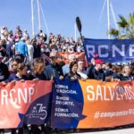 Participantes en la manifestación, frente a la APB. - JORGE DÍAZ VALDERAS / RCNP