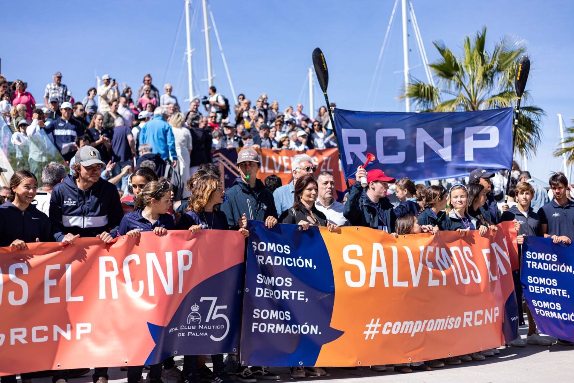 Participantes en la manifestación, frente a la APB. - JORGE DÍAZ VALDERAS / RCNP