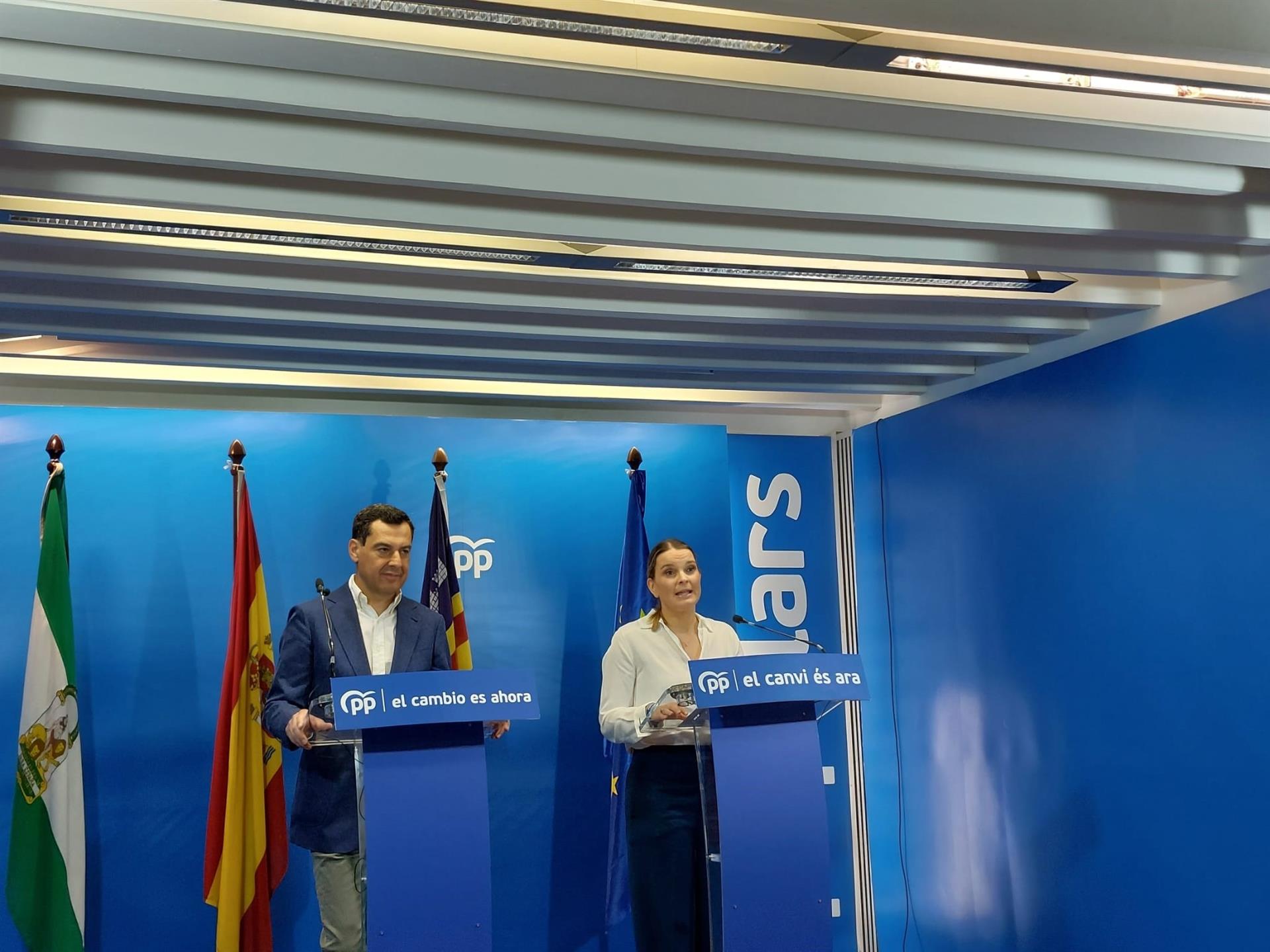 La presidenta del PP en Baleares y candidata a la presidencia del Govern, Marga Prohens, en una rueda de prensa, junto al presidente de la Junta de Andalucía, Juanma Moreno Bonilla, en Palma - EUROPA PRESS