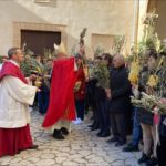 El obispo de Mallorca, Sebastià Taltavull, bendice las palmas de los feligreses, con motivo del Domingo de Ramos - OBISPADO DE MALLORCA