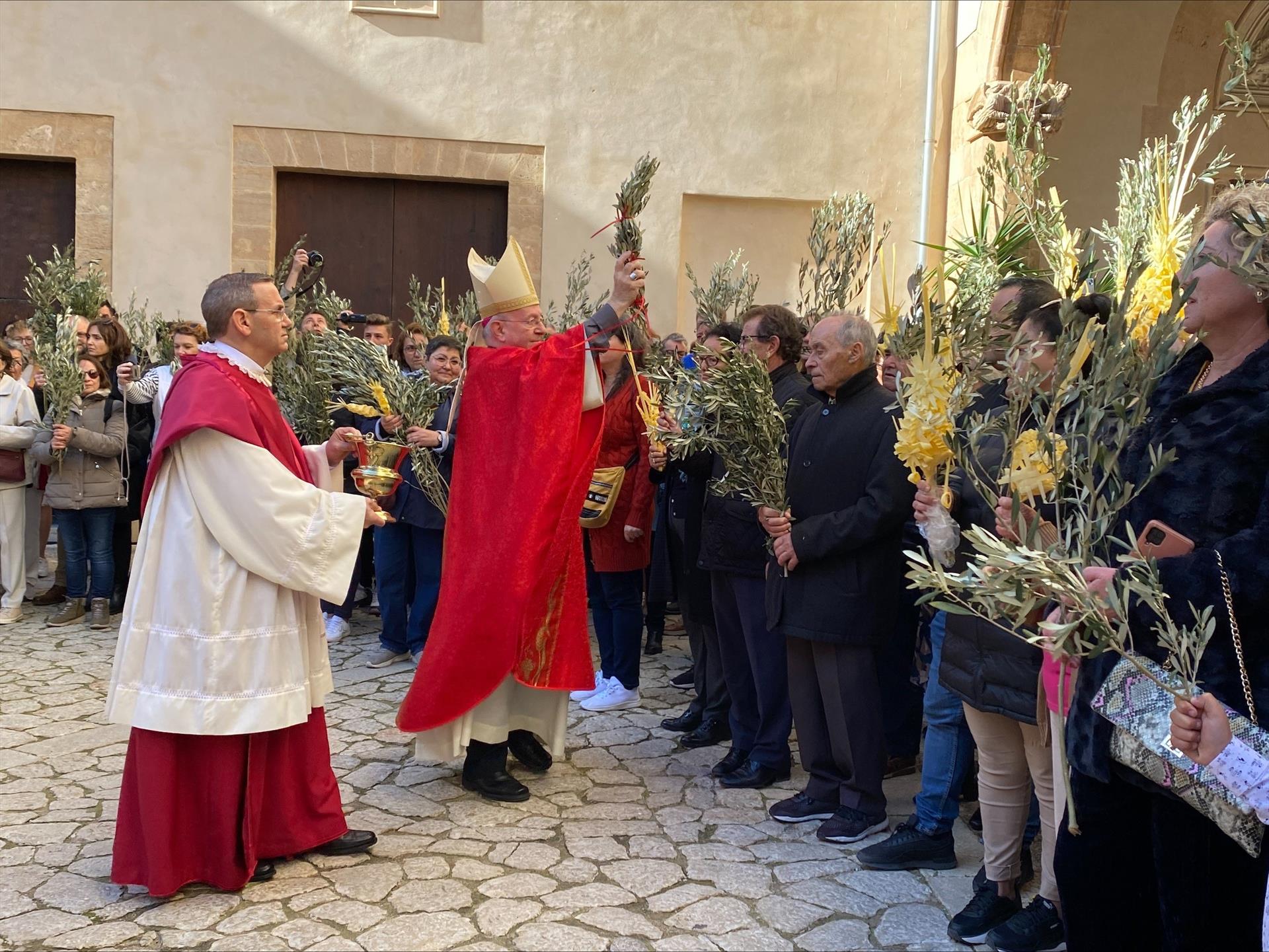 El obispo de Mallorca, Sebastià Taltavull, bendice las palmas de los feligreses, con motivo del Domingo de Ramos - OBISPADO DE MALLORCA