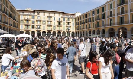Las calles de Palma vuelven a llenarse de libros y rosas en Sant Jordi