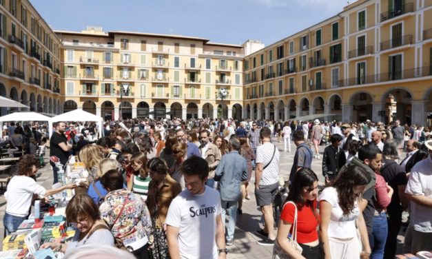 Las calles de Palma vuelven a llenarse de libros y rosas en Sant Jordi