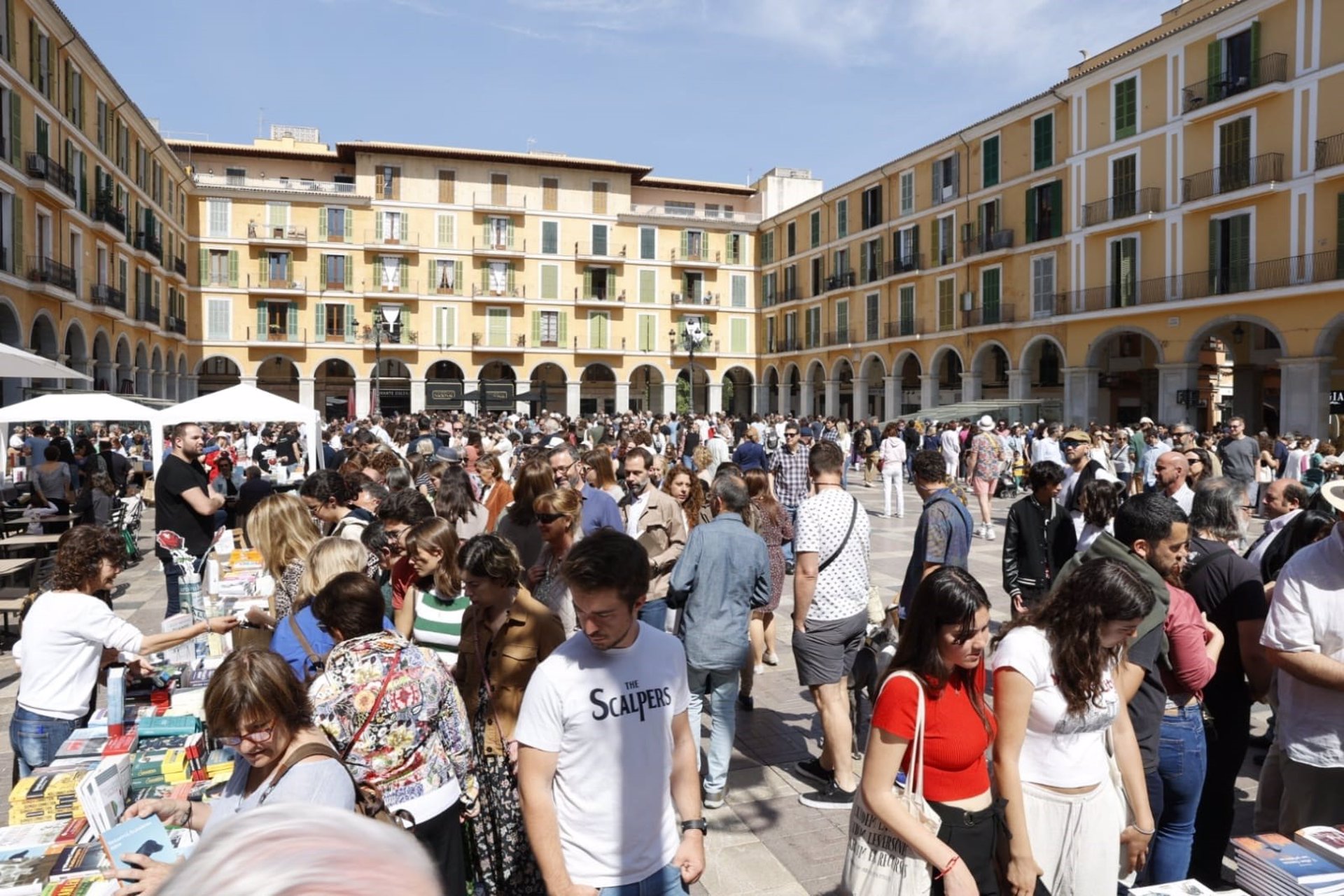 Las calles de Palma vuelven a llenarse de libros y rosas en Sant Jordi - AYUNTAMIENTO DE PALMA