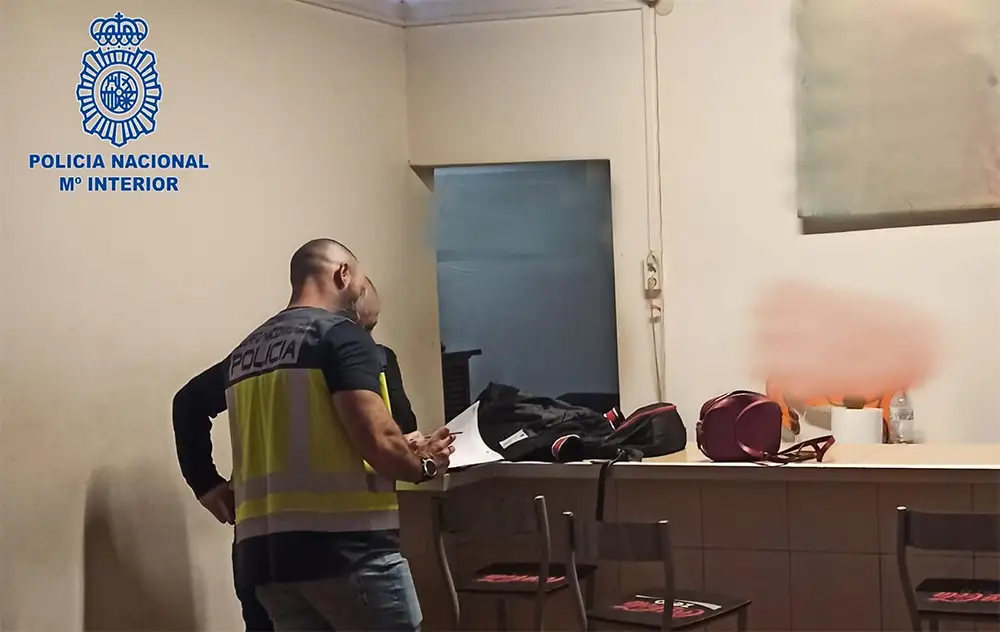 Agentes de la Policía Nacional en una inspección en la vivienda-prostíbulo ubicada en la barriada de Pere Garau de Palma - POLICÍA NACIONAL