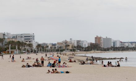 Hoteleros de Playa de Palma critican la falta de banderas azules y de servicios: “Estamos dando una imagen lamentable”