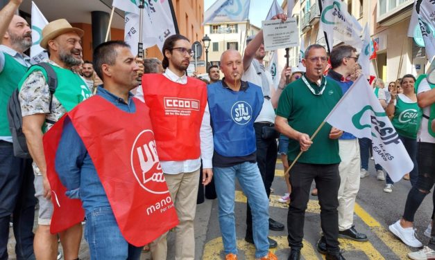 Funcionarios de Justicia en Baleares reivindican en Palma una subida salarial de entre 300 y 400 euros al mes