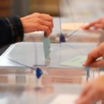Una persona ejerce su derecho al voto. - Tomàs Moyà - Europa Press