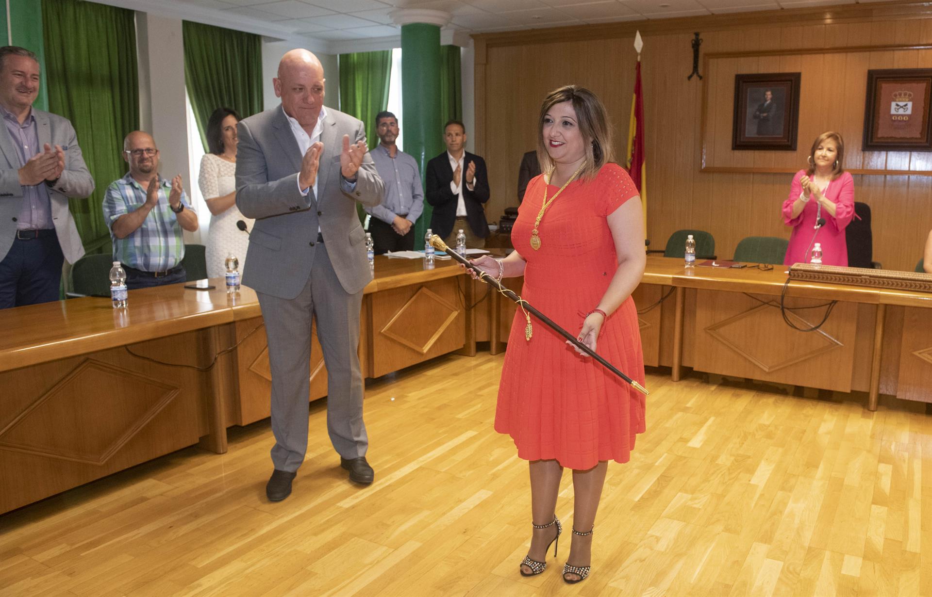 Alcaldesa de Armilla asumiendo la vara de mando - AYUNTAMIENTO DE ARMILLA - Archivo