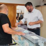 El candidato de MÉS per Mallorca a la presidencia del Govern, Lluís Apesteguia, vota en el colegio electoral de Deià. - MÉS
